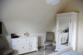 Schlafzimmer mit Schrank