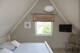 Schlafzimmer mit Doppelbett
